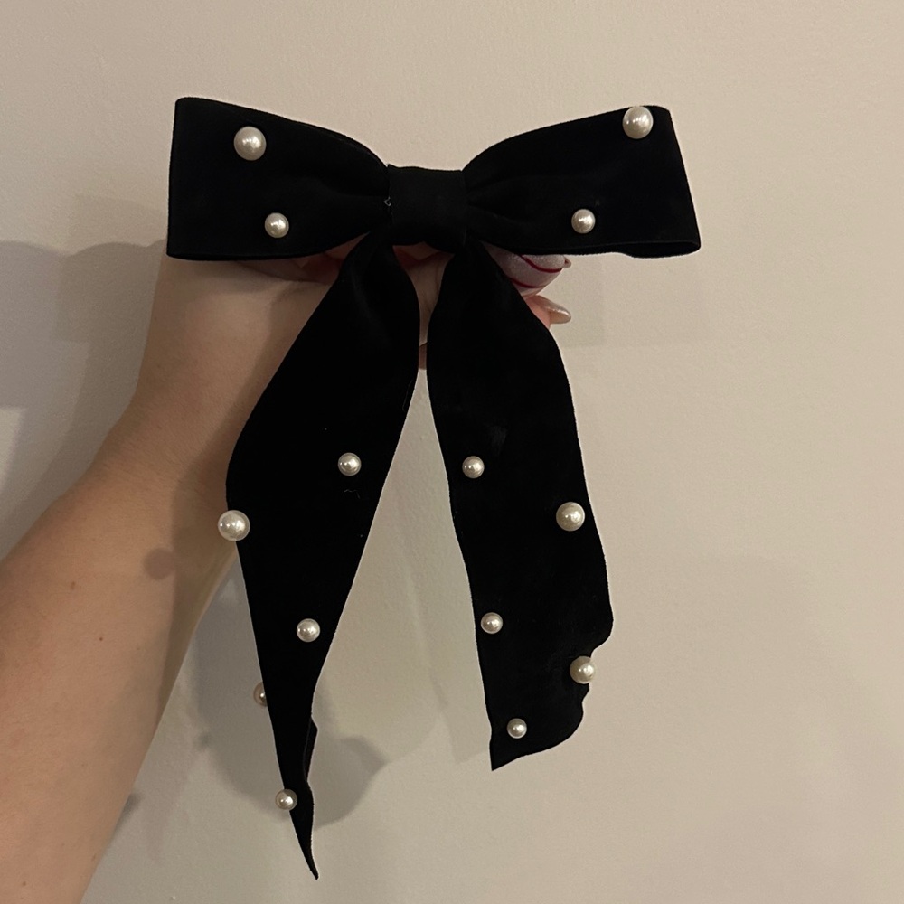 Elegant Black Bow Hair Accessory with Pearls
